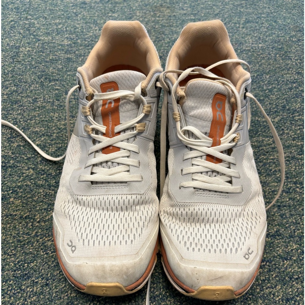 On Cloud Helion sneakers! Great condition. Size 10.
